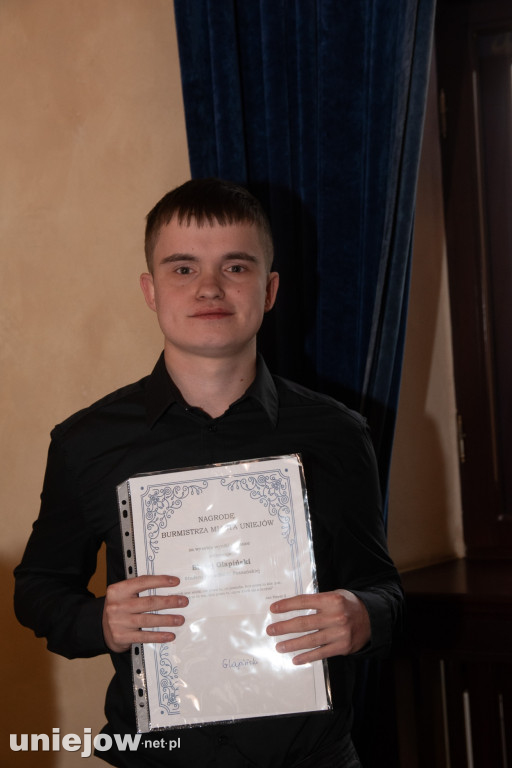 Burmistrz Uniejowa wręczył nagrody uczniom i studentom