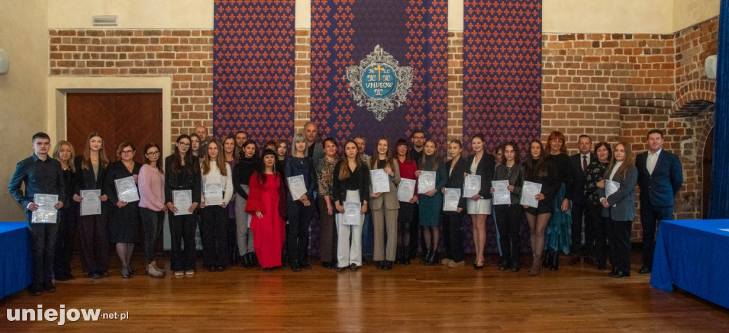 Burmistrz Uniejowa wręczył nagrody uczniom i studentom