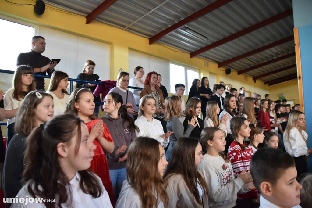 Świąteczny występ uczniów Szkoły Podstawowej w Uniejowie
