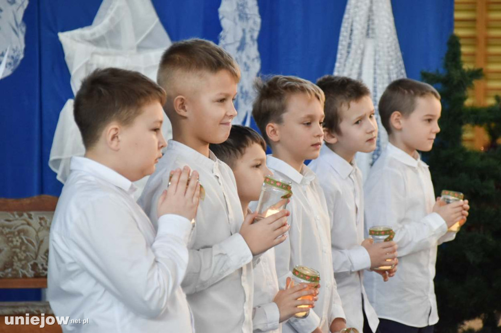 Świąteczny występ uczniów Szkoły Podstawowej w Uniejowie