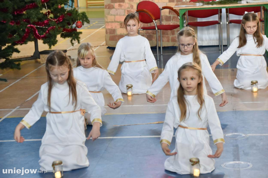 Świąteczny występ uczniów Szkoły Podstawowej w Uniejowie