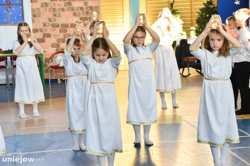 Świąteczny występ uczniów Szkoły Podstawowej w Uniejowie