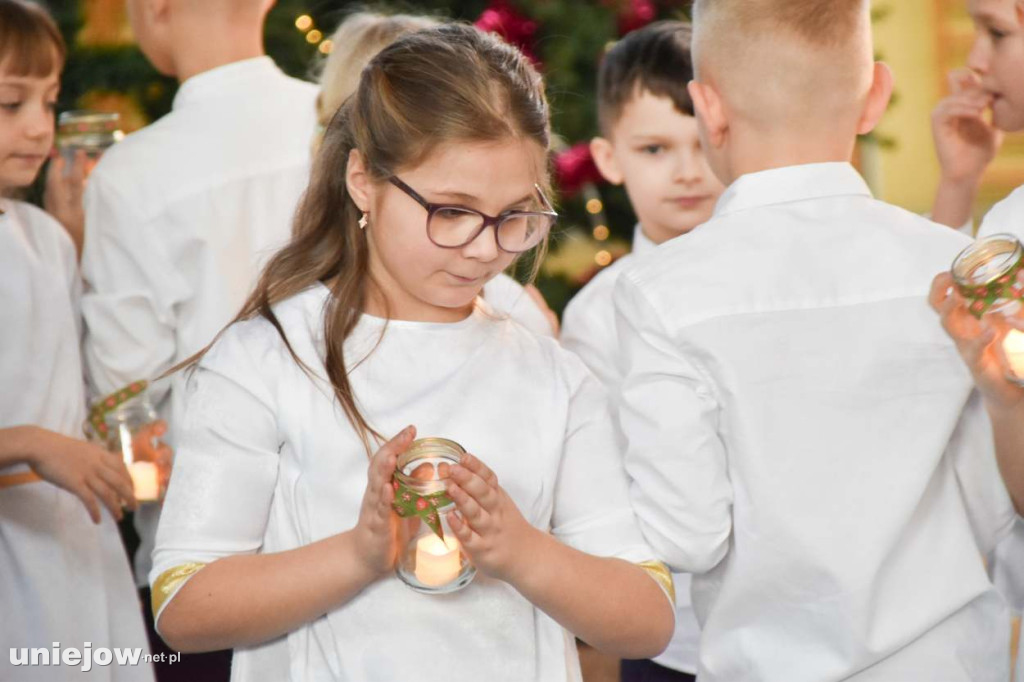 Świąteczny występ uczniów Szkoły Podstawowej w Uniejowie