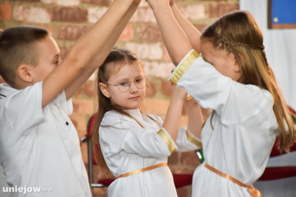 Świąteczny występ uczniów Szkoły Podstawowej w Uniejowie