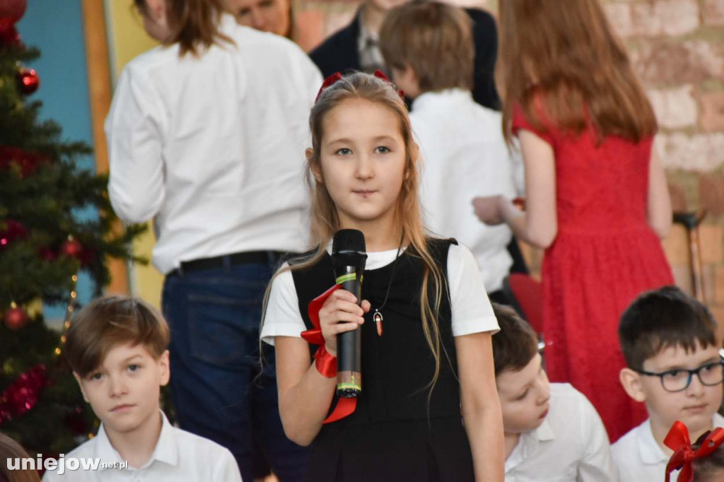 Świąteczny występ uczniów Szkoły Podstawowej w Uniejowie
