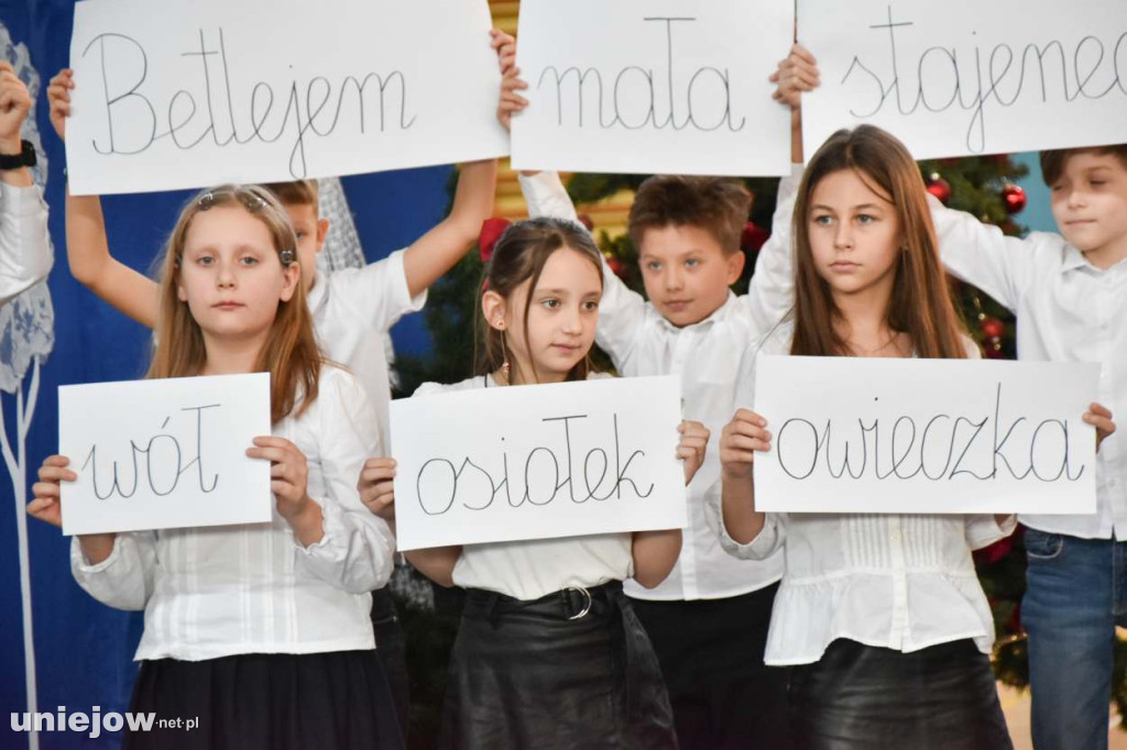 Świąteczny występ uczniów Szkoły Podstawowej w Uniejowie
