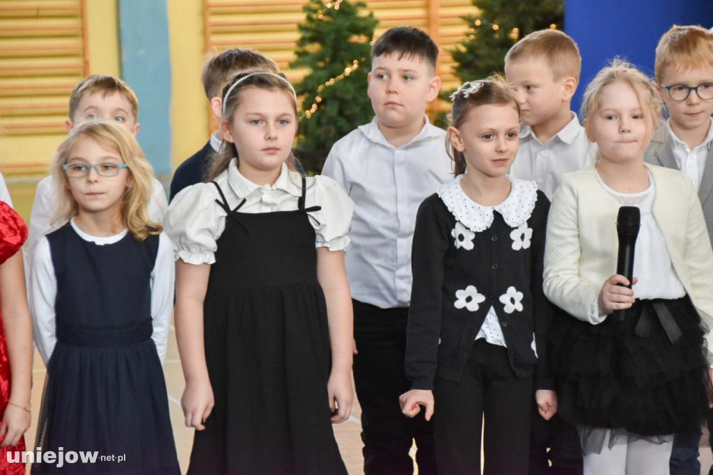 Świąteczny występ uczniów Szkoły Podstawowej w Uniejowie