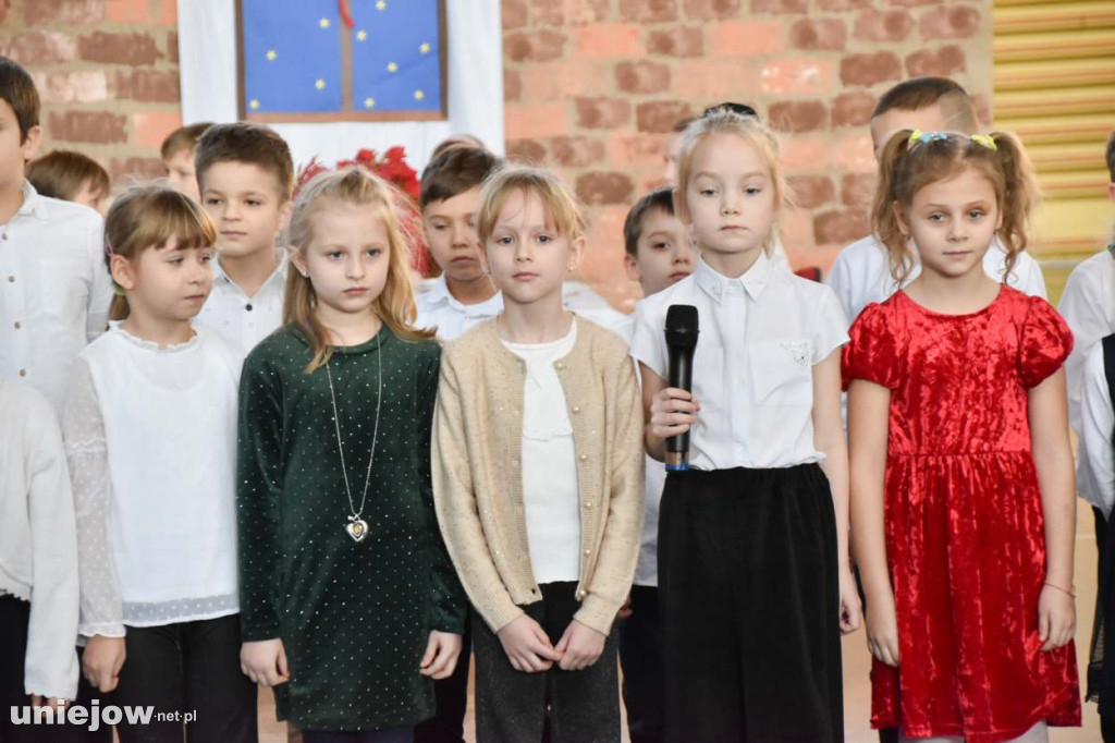 Świąteczny występ uczniów Szkoły Podstawowej w Uniejowie