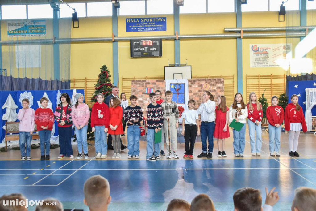 Świąteczny występ uczniów Szkoły Podstawowej w Uniejowie