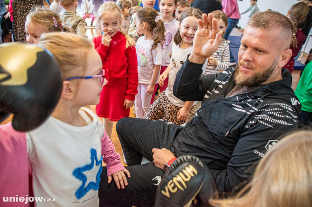 Tybura spotkał się z uniejowskimi przedszkolakami
