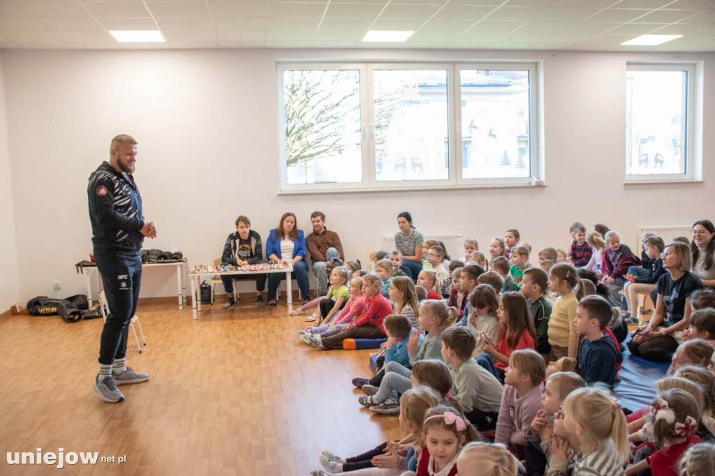 Tybura spotkał się z uniejowskimi przedszkolakami