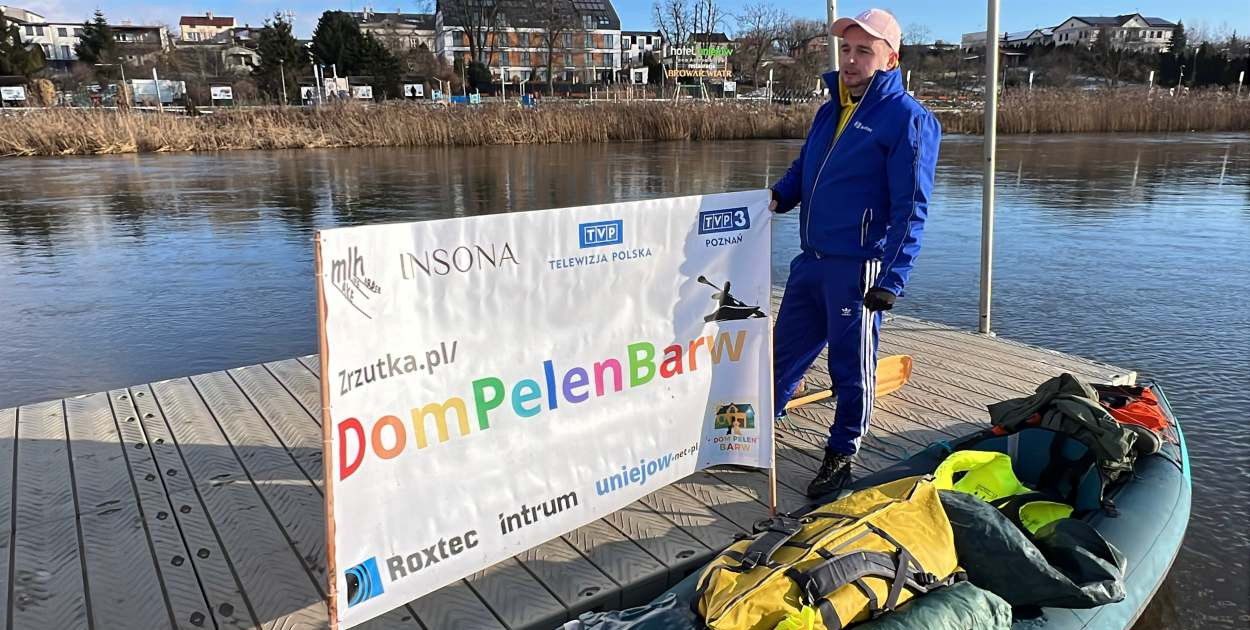 Płynie zimą kajakiem, by zebrać pieniądze