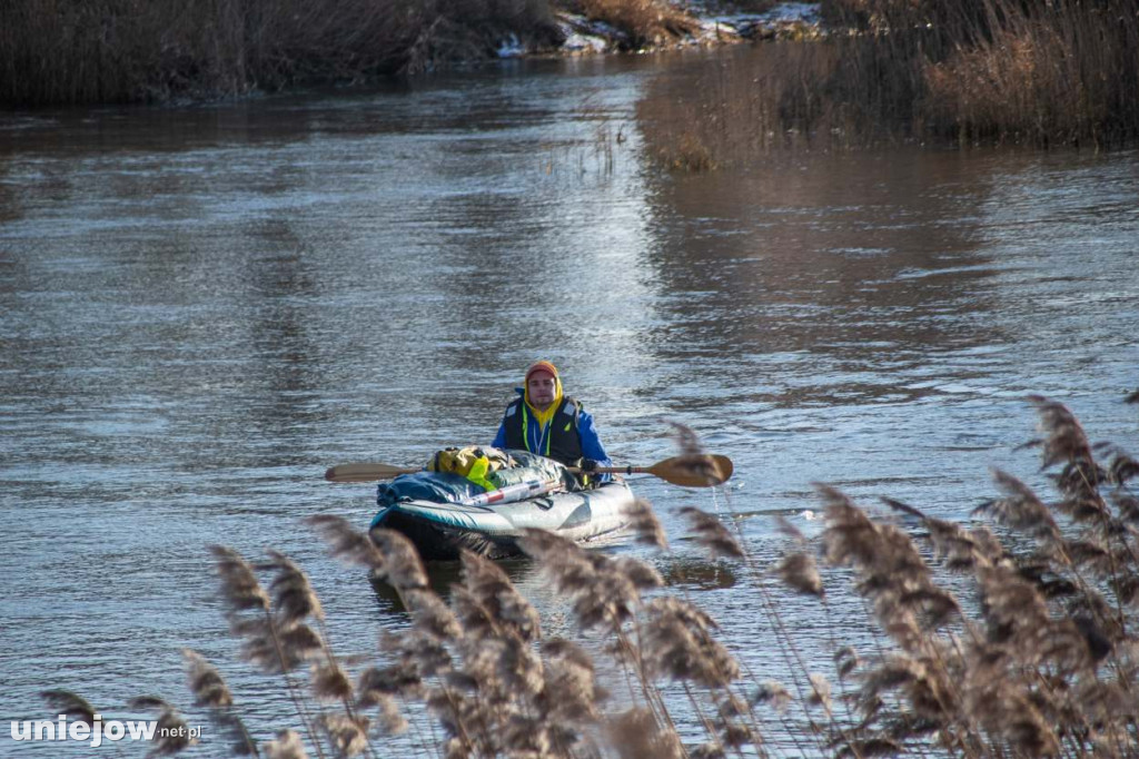 Płynie zimą kajakiem, by zebrać pieniądze