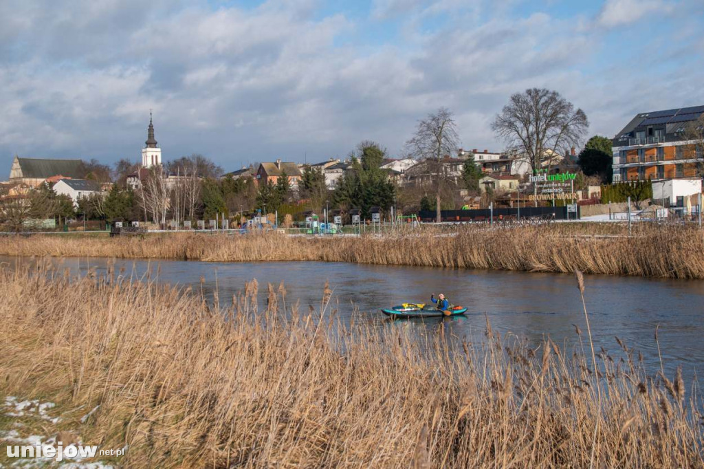 Płynie zimą kajakiem, by zebrać pieniądze