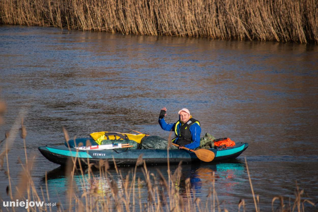 Płynie zimą kajakiem, by zebrać pieniądze