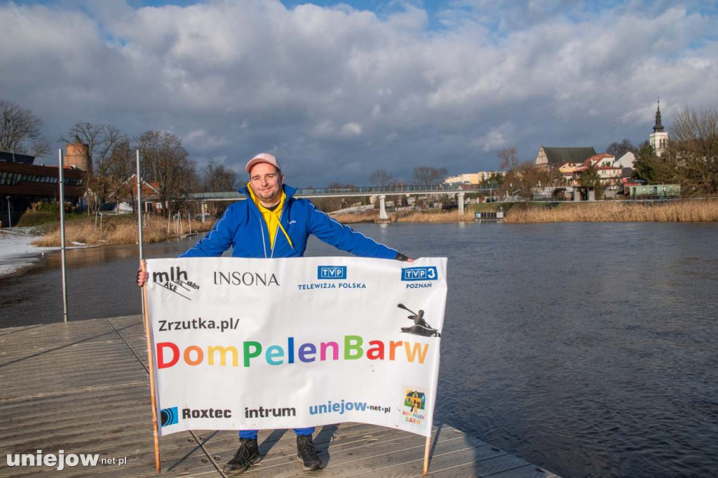 Płynie zimą kajakiem, by zebrać pieniądze