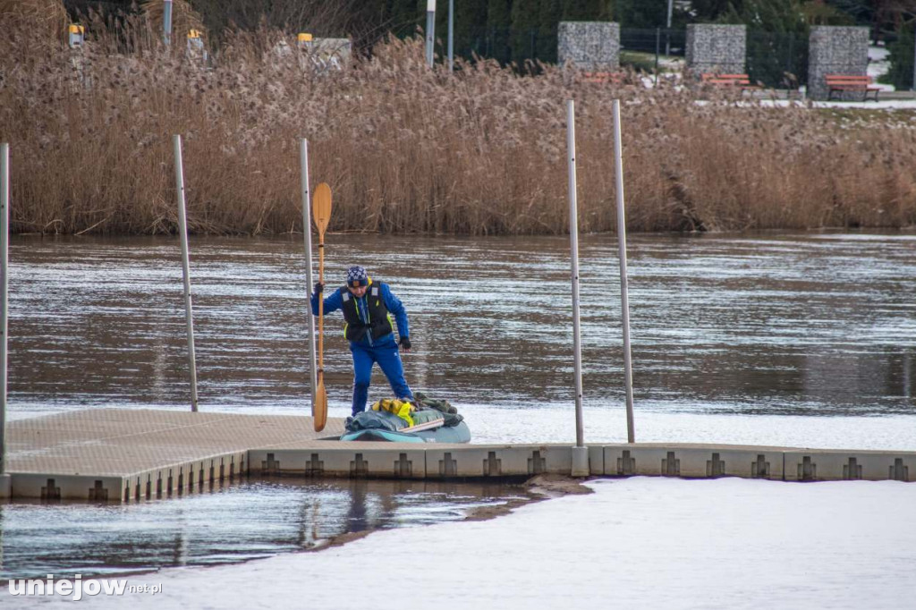 Płynie zimą kajakiem, by zebrać pieniądze