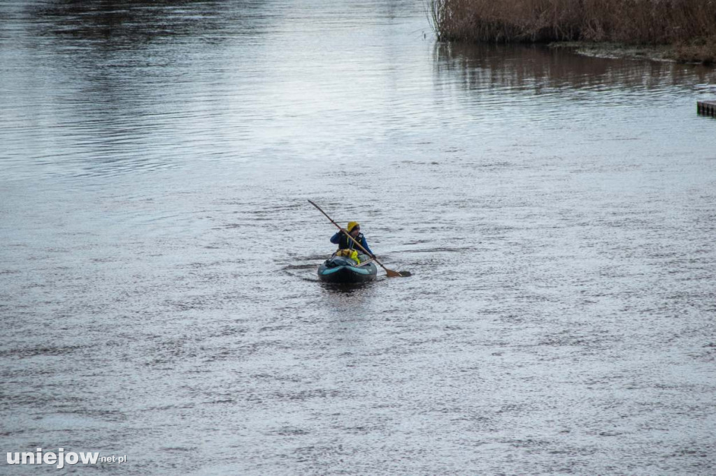 Płynie zimą kajakiem, by zebrać pieniądze