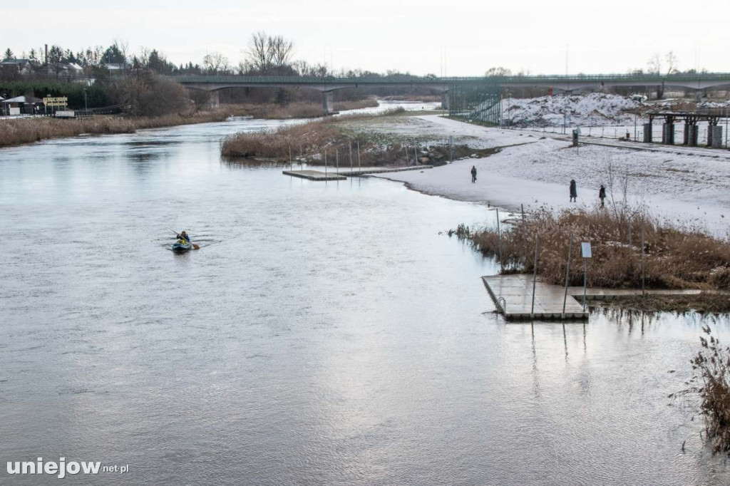 Płynie zimą kajakiem, by zebrać pieniądze