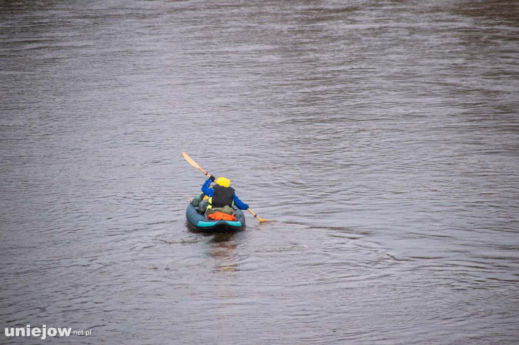 Płynie zimą kajakiem, by zebrać pieniądze