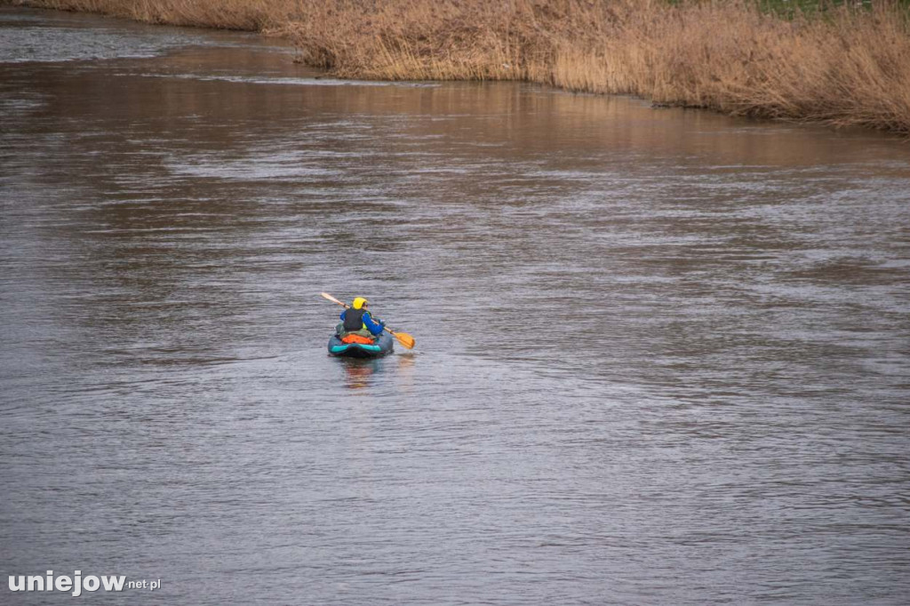 Płynie zimą kajakiem, by zebrać pieniądze