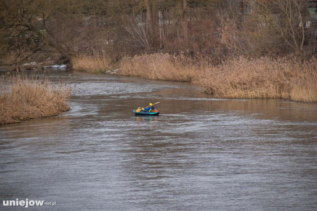 Płynie zimą kajakiem, by zebrać pieniądze