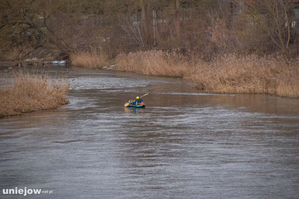 Płynie zimą kajakiem, by zebrać pieniądze