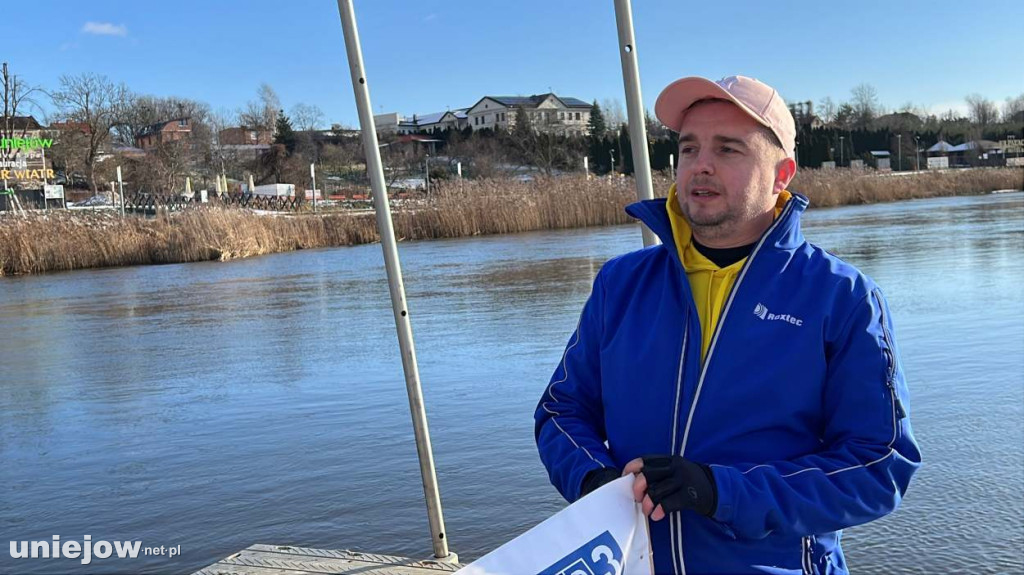 Płynie zimą kajakiem, by zebrać pieniądze