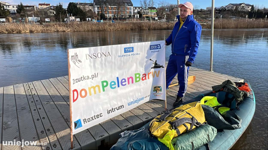 Płynie zimą kajakiem, by zebrać pieniądze