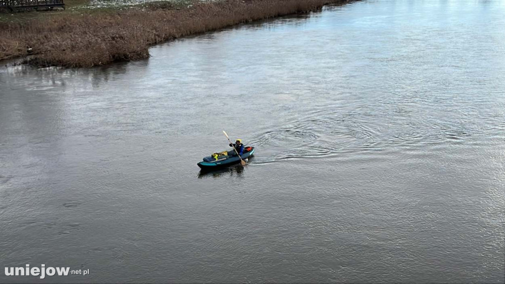 Płynie zimą kajakiem, by zebrać pieniądze