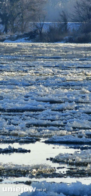 Płynie zimą kajakiem, by zebrać pieniądze