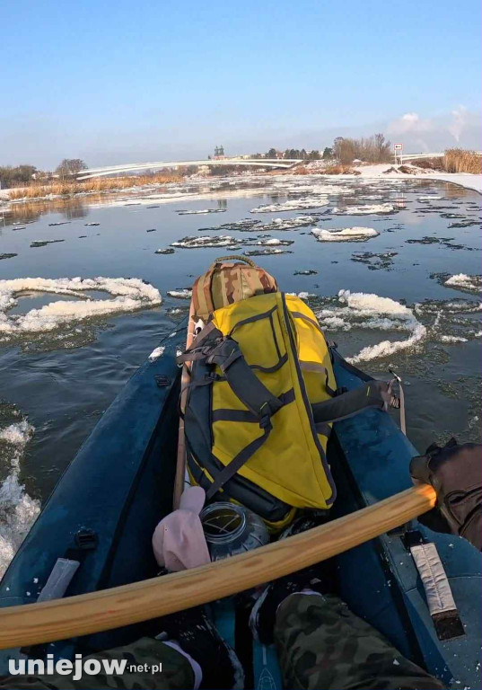 Płynie zimą kajakiem, by zebrać pieniądze