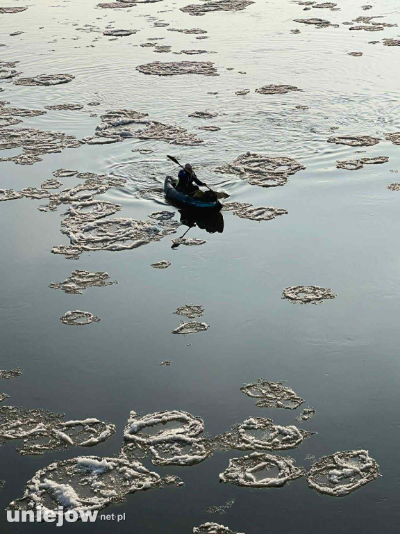 Płynie zimą kajakiem, by zebrać pieniądze