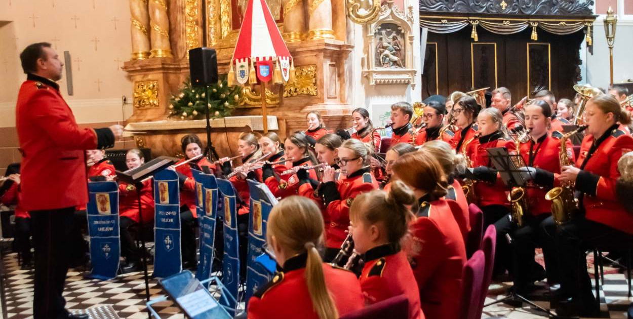 Koncert uniejowskiej orkiestry dętej w bazylice