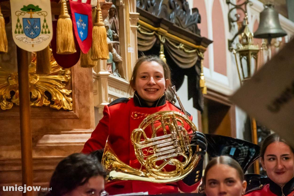 Koncert uniejowskiej orkiestry dętej w bazylice