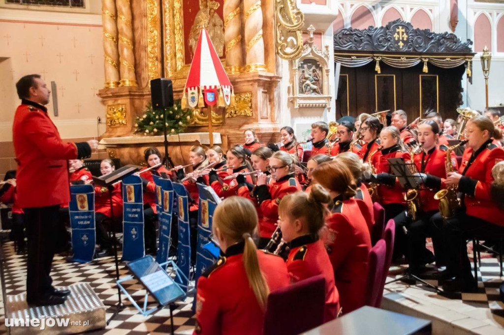 Koncert uniejowskiej orkiestry dętej w bazylice