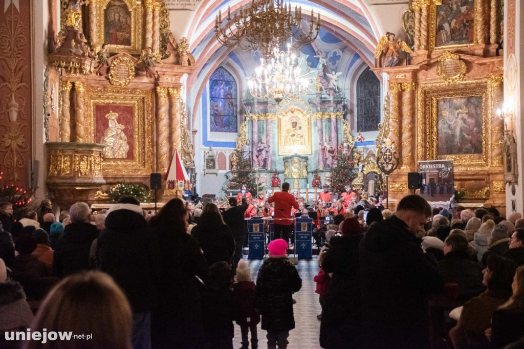 Koncert uniejowskiej orkiestry dętej w bazylice