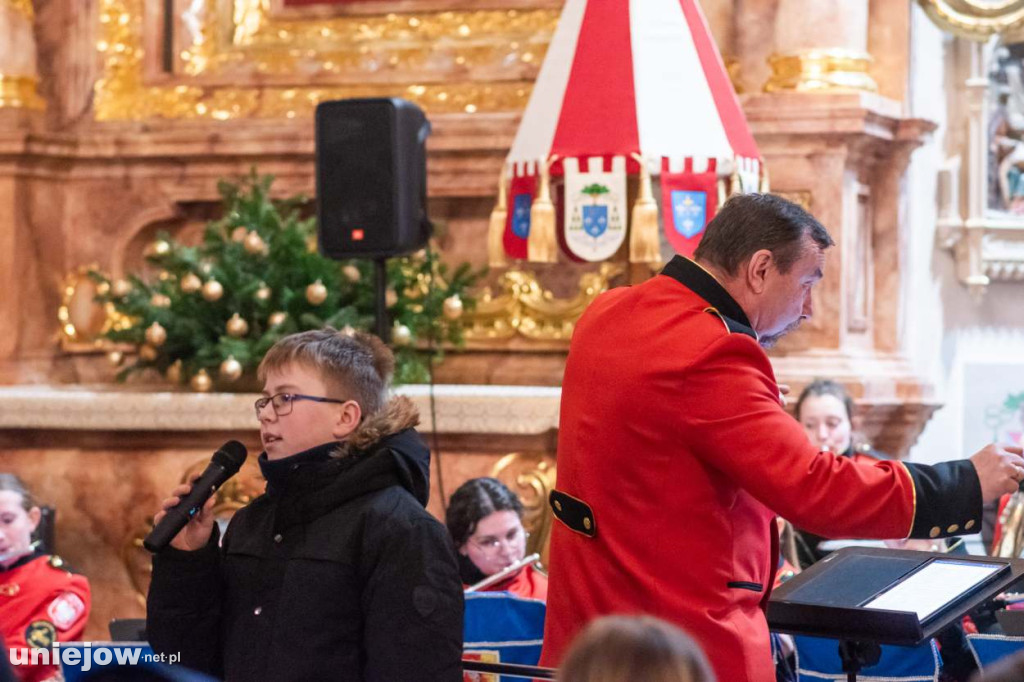 Koncert uniejowskiej orkiestry dętej w bazylice