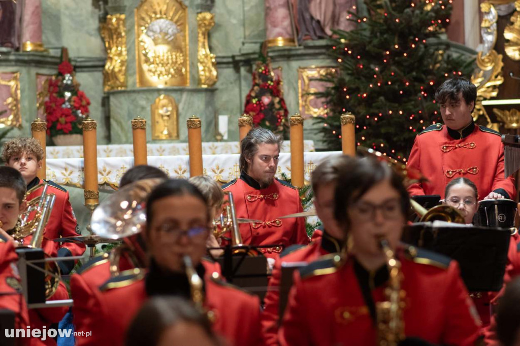 Koncert uniejowskiej orkiestry dętej w bazylice