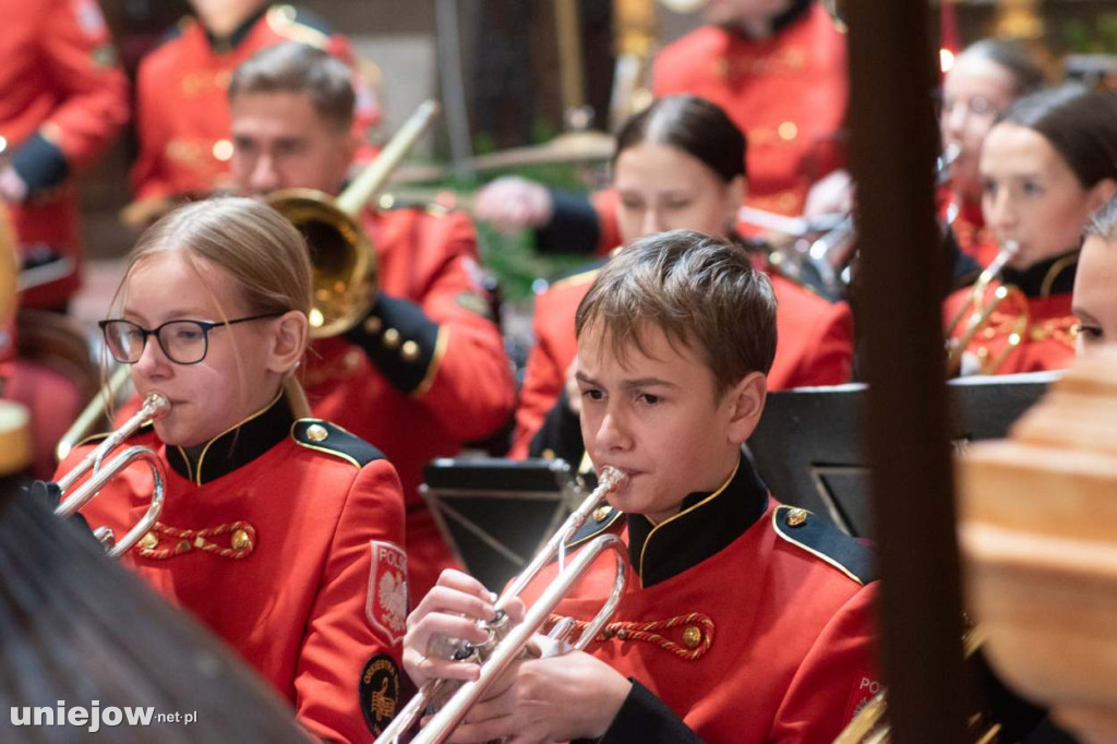 Koncert uniejowskiej orkiestry dętej w bazylice