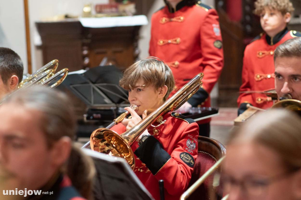 Koncert uniejowskiej orkiestry dętej w bazylice