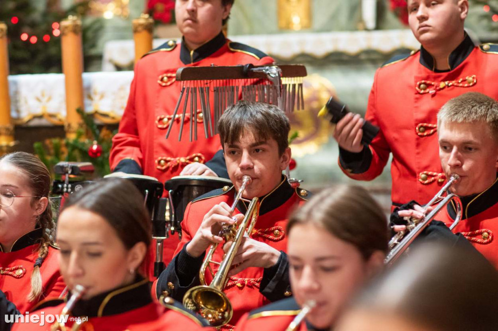 Koncert uniejowskiej orkiestry dętej w bazylice