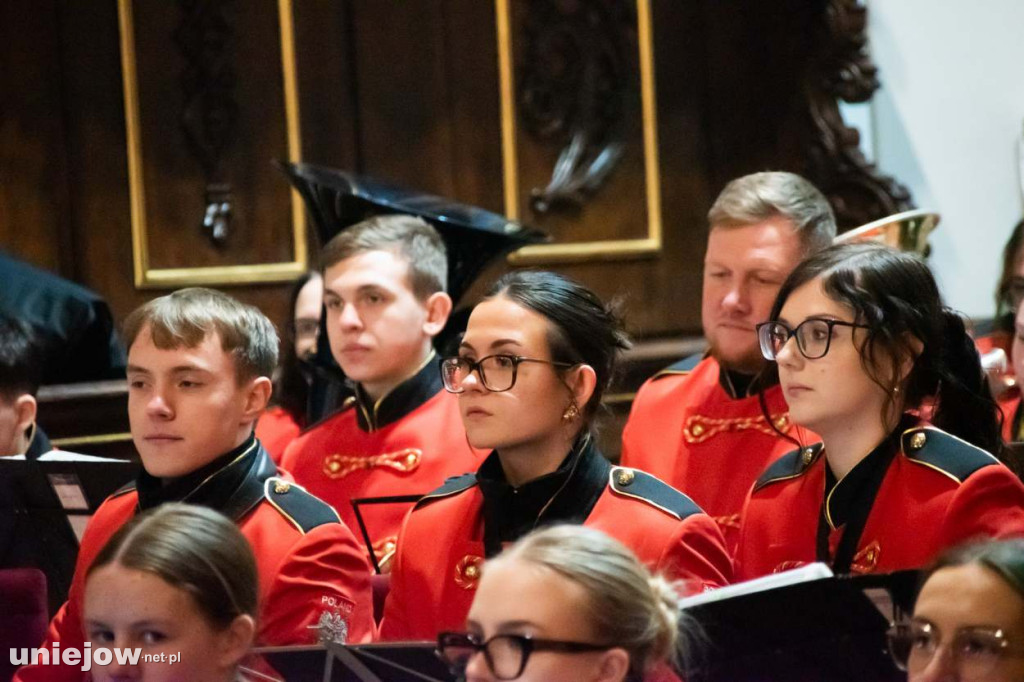 Koncert uniejowskiej orkiestry dętej w bazylice