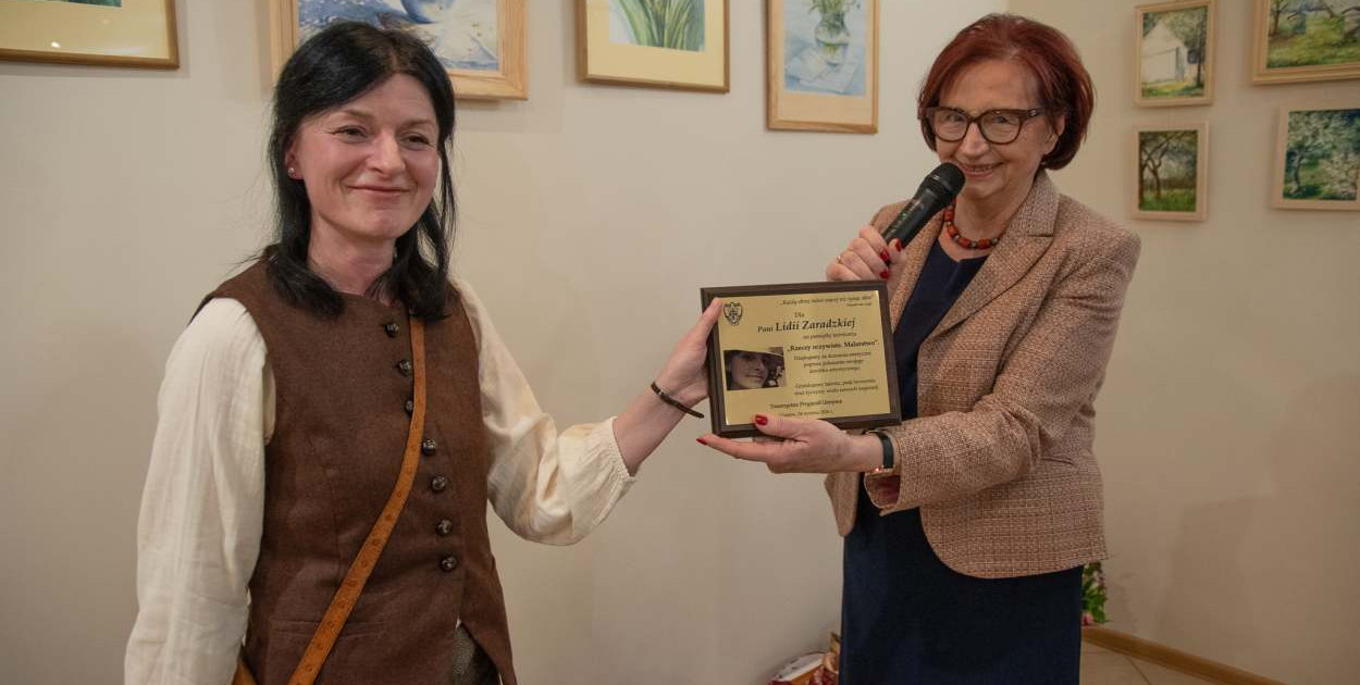 Relacja z wernisażu obrazów Lidii Zaradzkiej