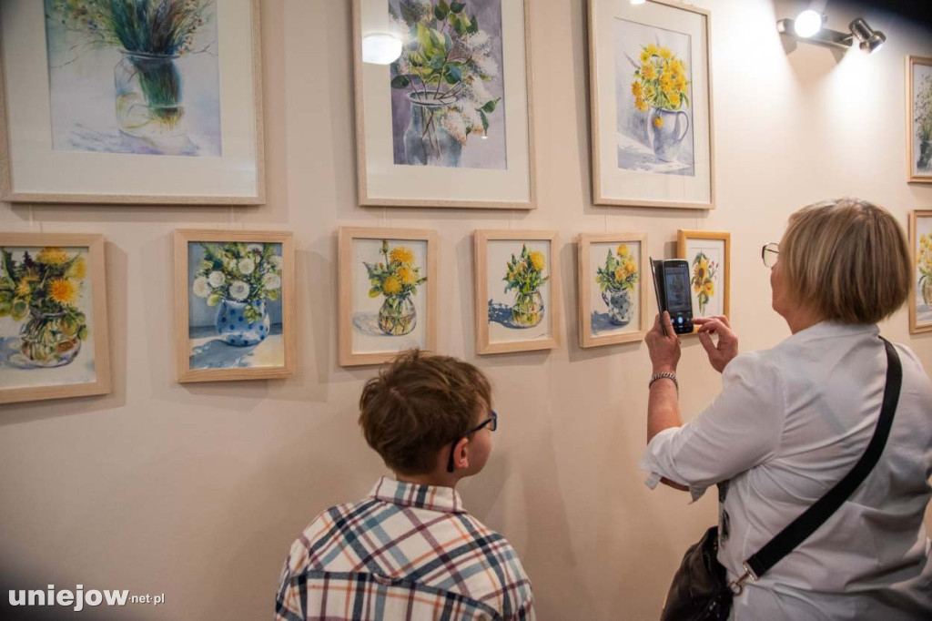 Relacja z wernisażu obrazów Lidii Zaradzkiej