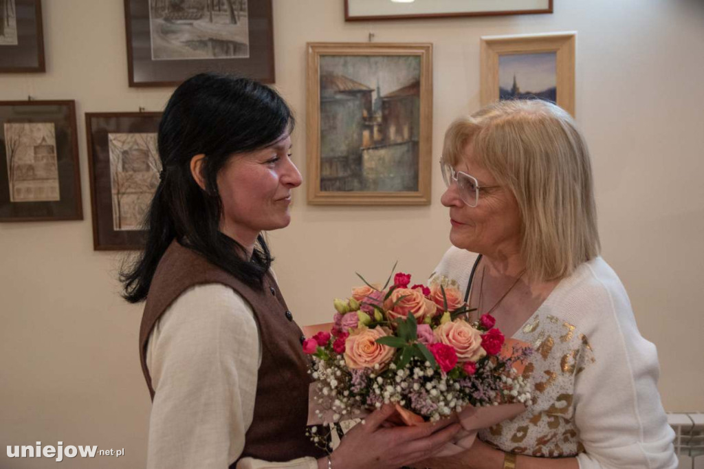 Relacja z wernisażu obrazów Lidii Zaradzkiej