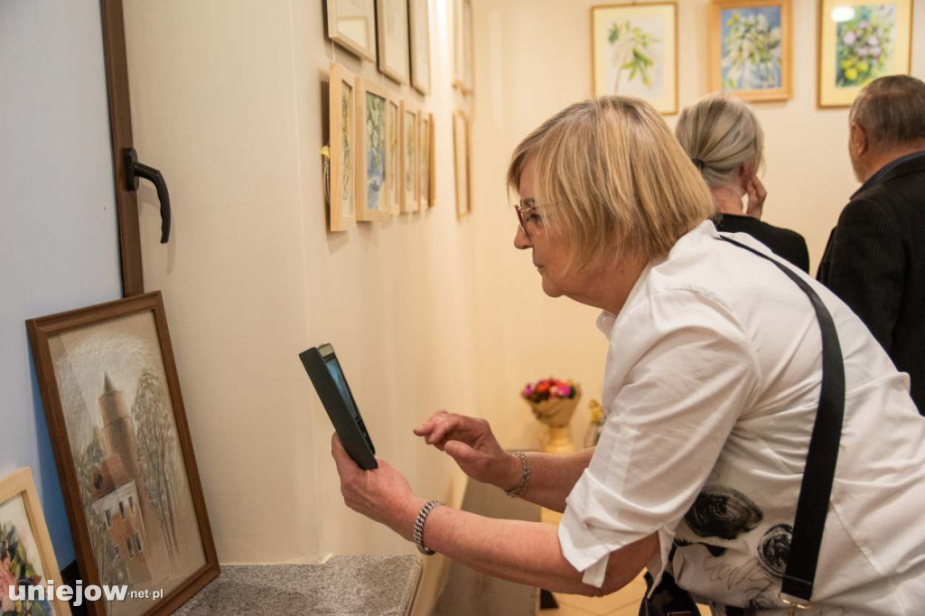 Relacja z wernisażu obrazów Lidii Zaradzkiej