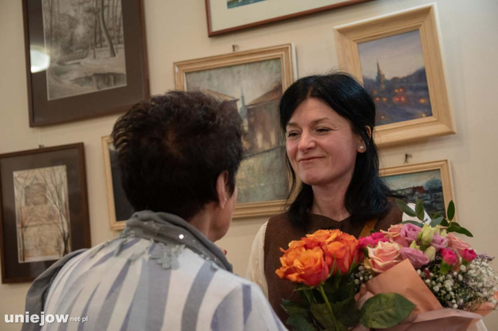 Relacja z wernisażu obrazów Lidii Zaradzkiej