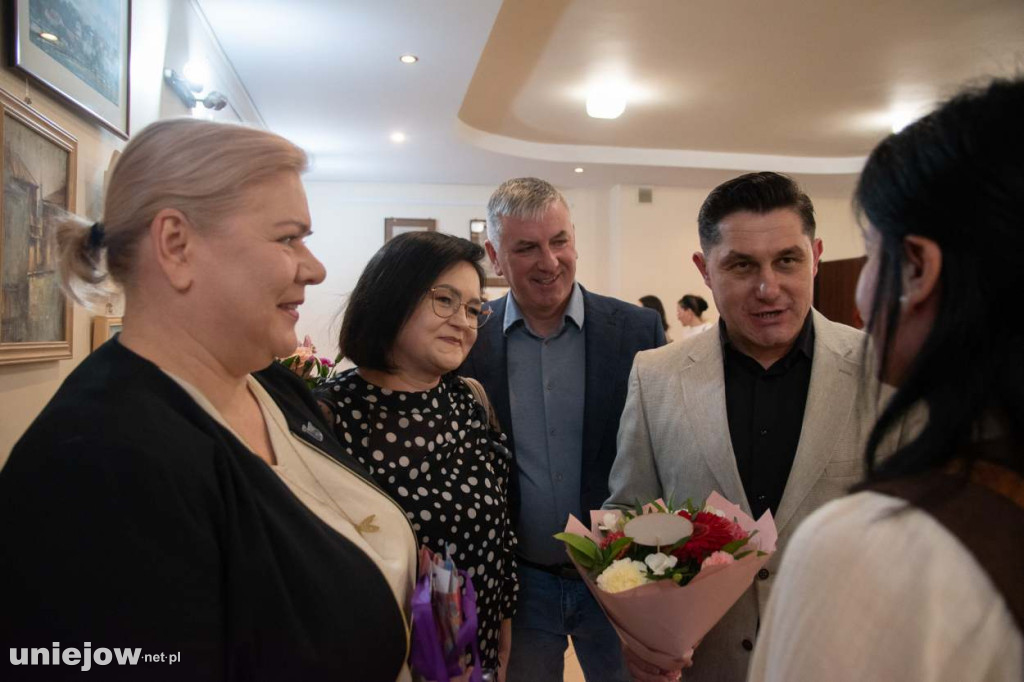 Relacja z wernisażu obrazów Lidii Zaradzkiej