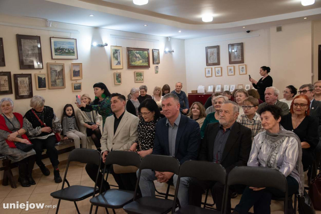Relacja z wernisażu obrazów Lidii Zaradzkiej